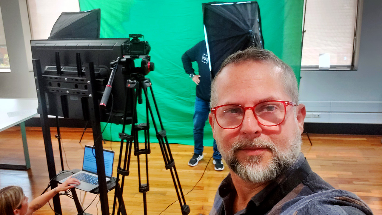 Casa Plan Producción de fotos y audio para video corporativo de AFP Habitat. En primer plano aparece José Fourt, project manager de Abcdigital